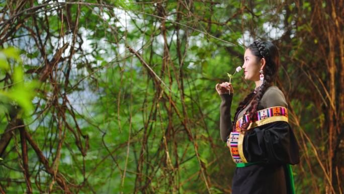 藏族女子行走观赏植被