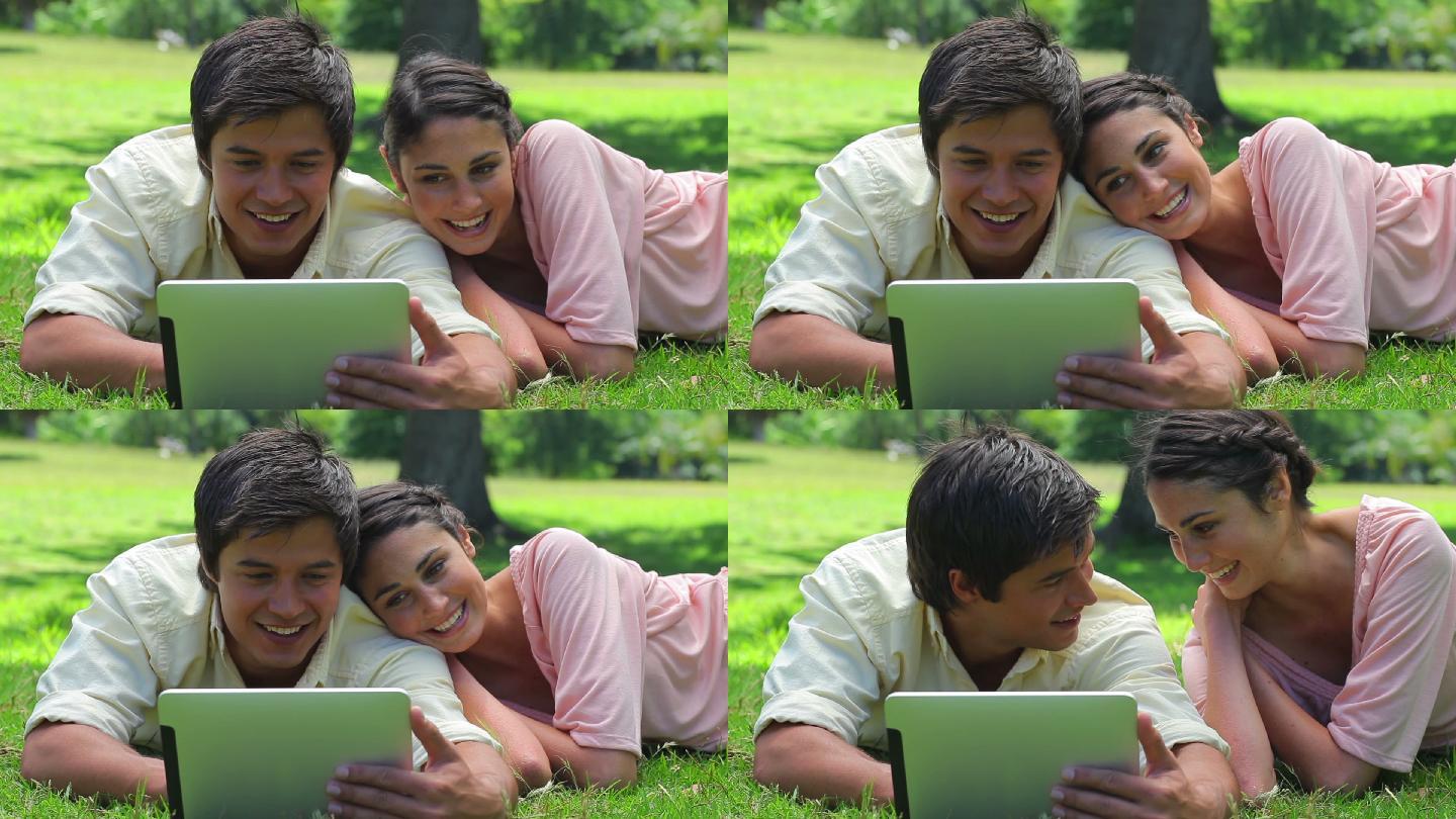 一对微笑的夫妇在农村看平板电脑