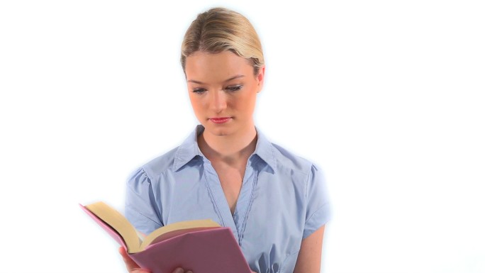 一个金发女人在白色背景下看书