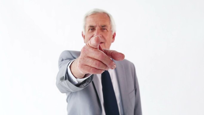 一个严肃的人用手指着白色的背景