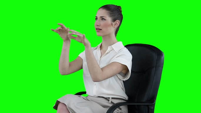 女商人专注地在绿色背景下的虚拟键盘上打字