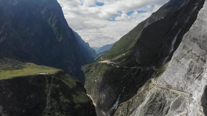 原创 云南虎跳峡金沙江公路交通自然风光