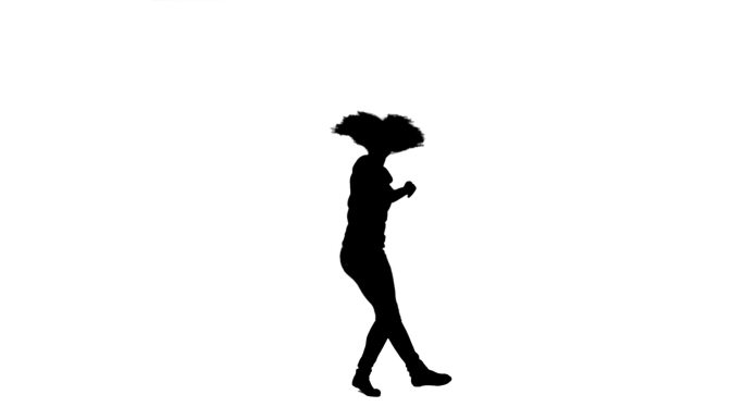 在白色的背景下，一个跳舞的女人的慢动作剪影