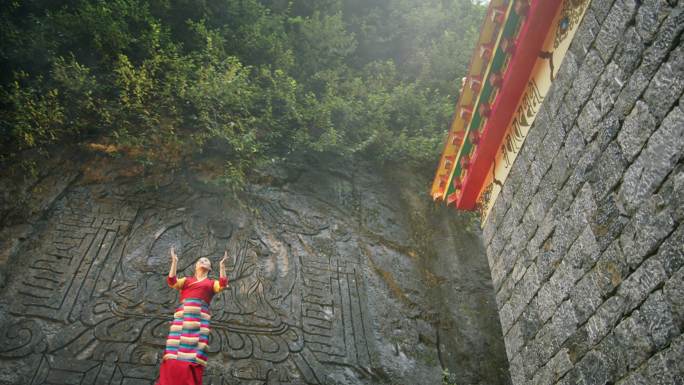 菩提树下佛教壁挂前的藏族女子祈愿