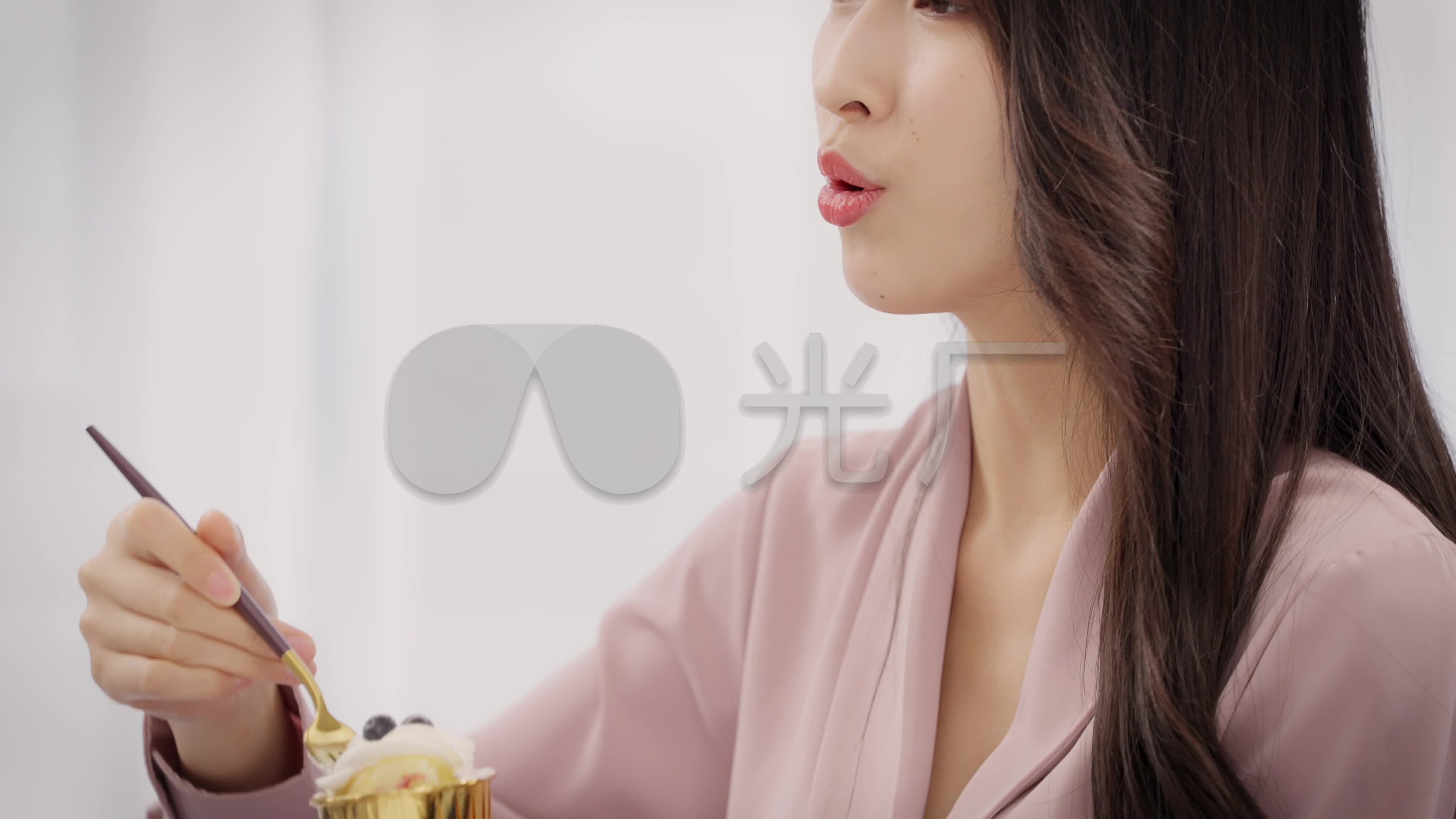 年轻时尚女性吃甜点-蓝牛仔影像-中国原创广告影像素材