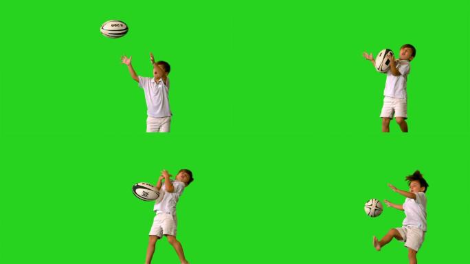 快乐的小男孩在绿色屏幕上跳跃和投掷橄榄球的慢动作