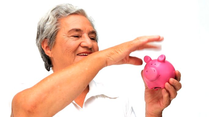 年长女性存钱老人存钱小猪存钱罐储蓄银行隐
