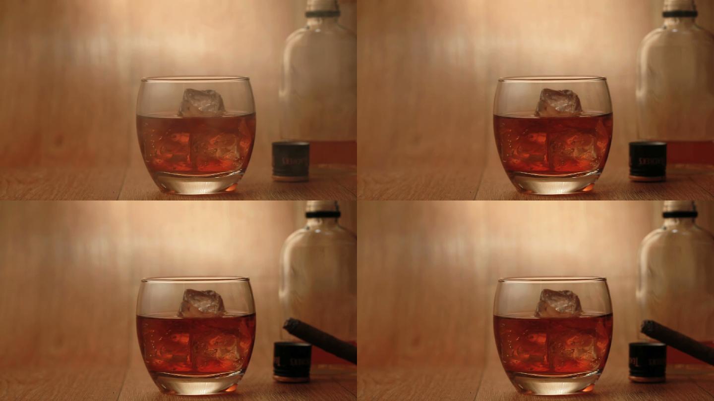 雪茄被抽在一个木制的表面上的岩石上的威士忌，瓶子的背景