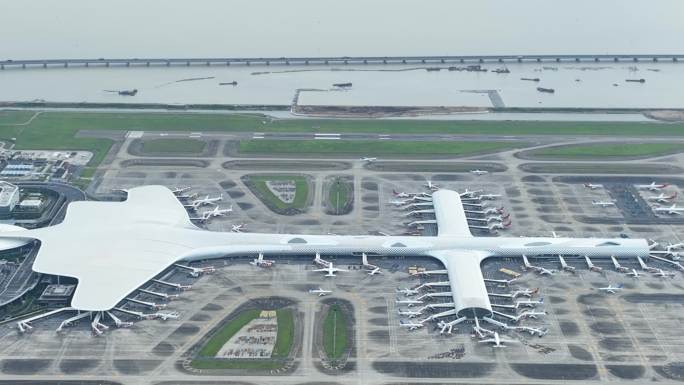 高空俯瞰深圳宝安机场总体造型如深海飞鱼