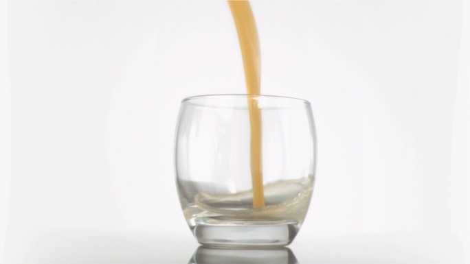 菠萝汁在玻璃杯中以超慢的动作流动