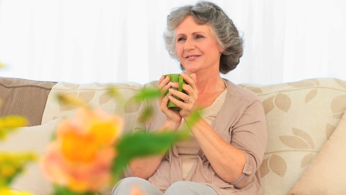 退休妇女在喝茶外国人奶奶家里