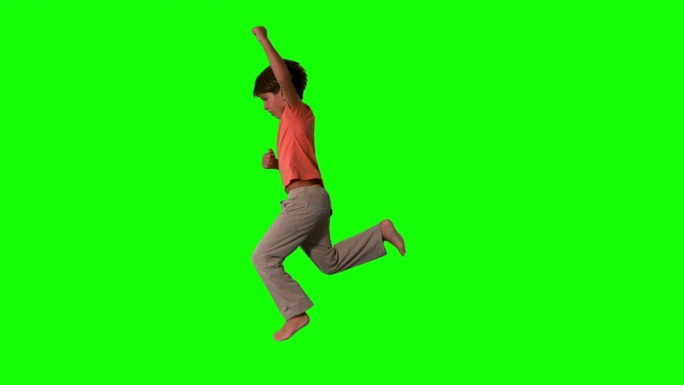 男孩在绿色屏幕上跳起来的慢镜头