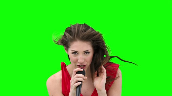 一个西方女性唱歌，在绿色背景下