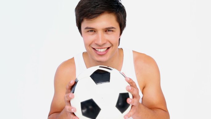 一个西方男子玩足球，在白色背景下