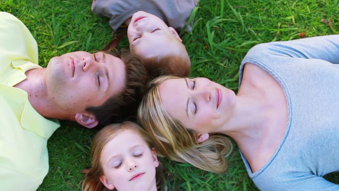 一家人一起躺在草地上
