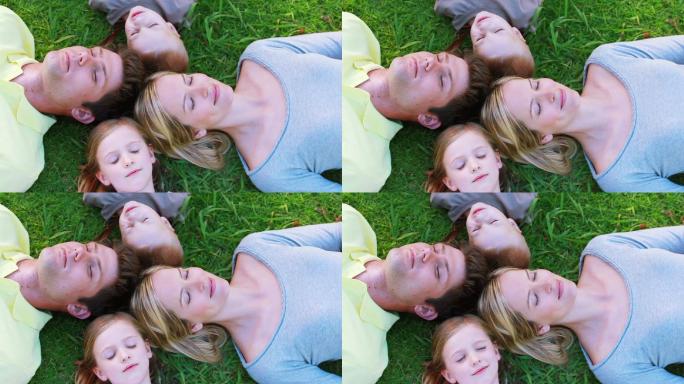 一家人一起躺在草地上