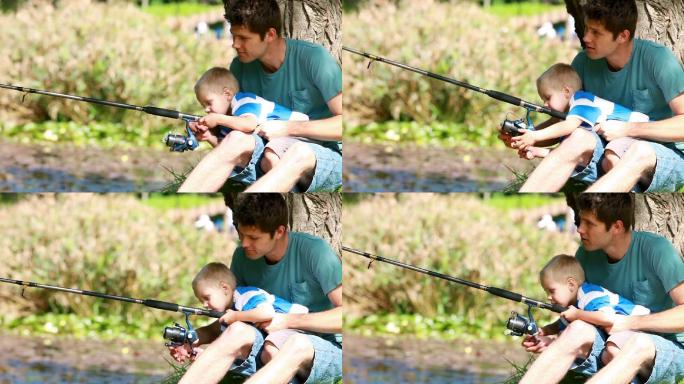 一个白人男性抱着一个白人男孩钓鱼