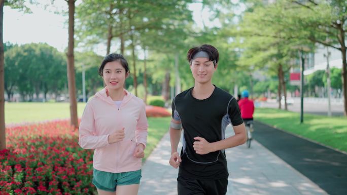 情侣开心的跑步在公园