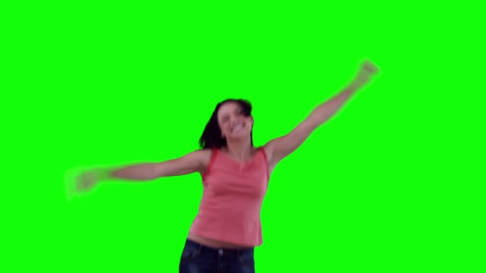 热情的女人在绿色背景下跳舞