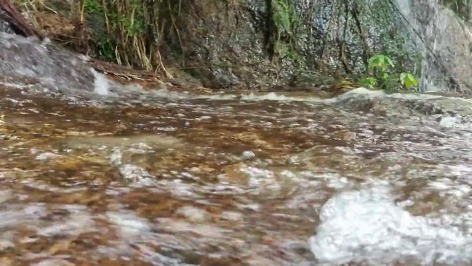 石上流山涧泉水石上流清泉水瀑布石头清泉