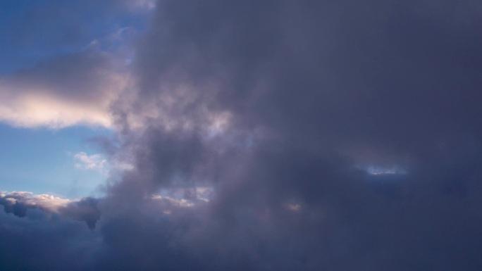 飞机在云雾中穿梭