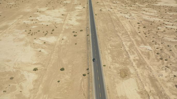 原创 新疆库车荒野草原公路自驾游旅行