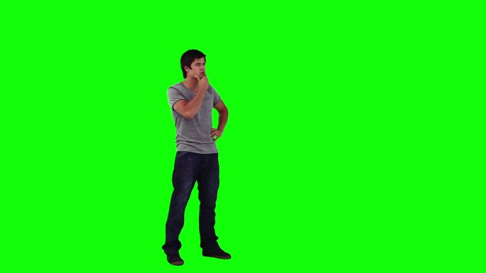 一名男子正在绿色背景下使用虚拟触摸屏