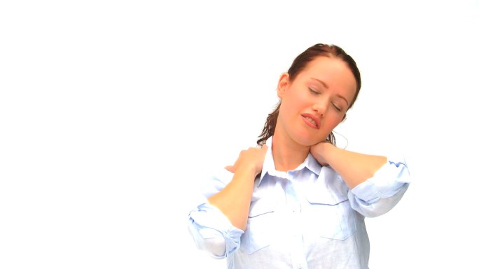 在白色背景下，放松的女人脖子疼痛