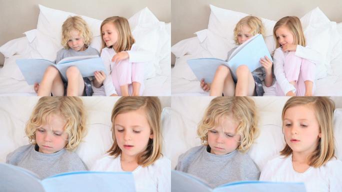 弟弟和妹妹一起坐在床上看书