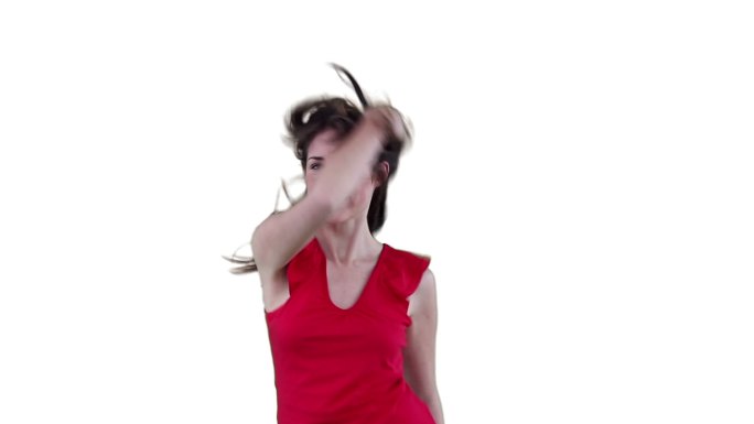 一个女人在白色的背景下抚摸着她的头发，积极地跳舞