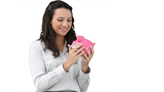 在白色的背景下，一个女人揉着一个存钱罐