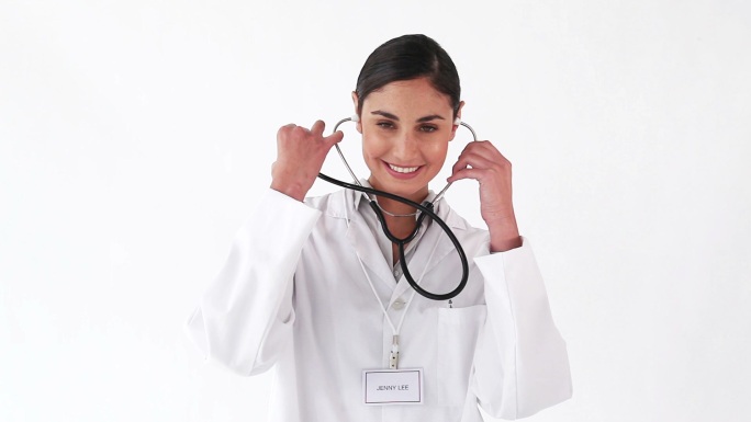 微笑的护士在白色的背景下展示她的听诊器