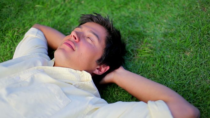 安静的人睡在乡村的草地上