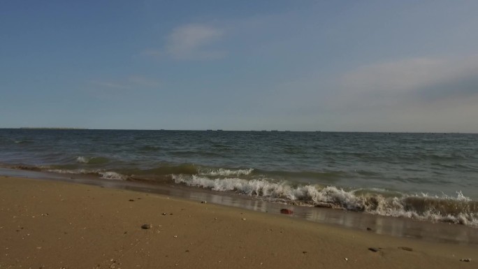海边海浪击打沙滩