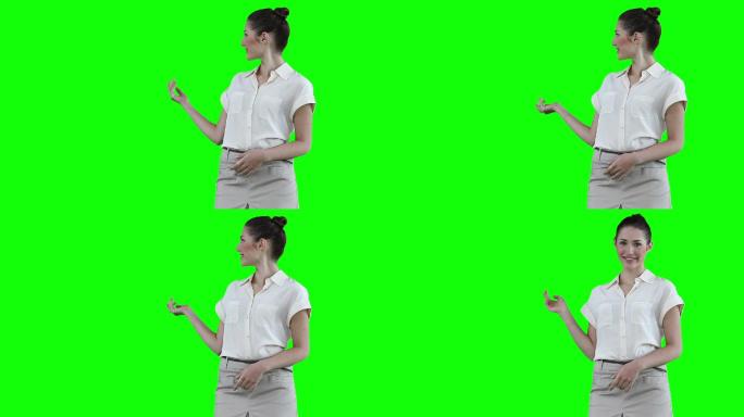 一名女性在绿色背景下使用虚拟幻灯片时发表声明