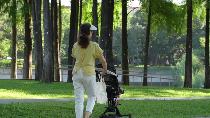 4K正版-实拍公园推婴儿车散步的妇女