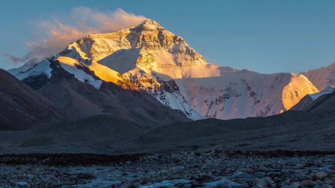 西藏珠穆朗玛峰日照金山