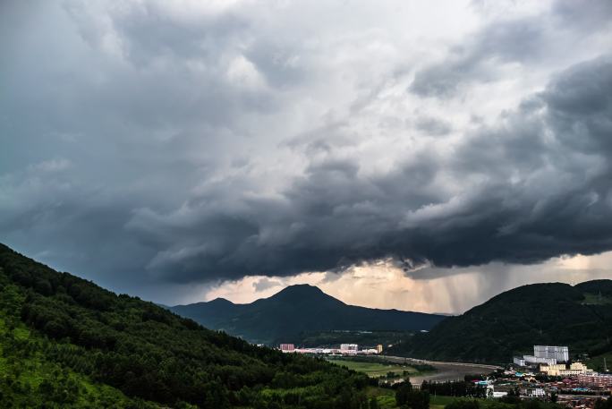 雨幕 山村 积雨云