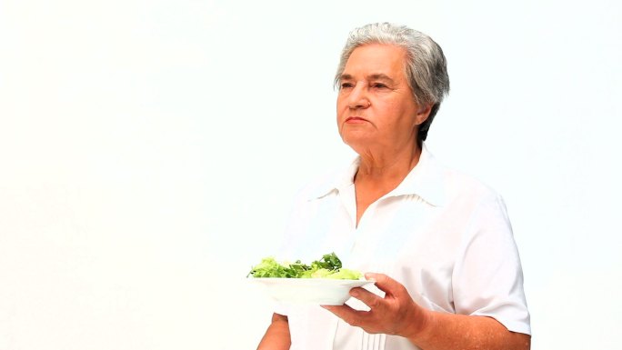 吃沙拉的女人养生膳食健康运动健身食补食疗