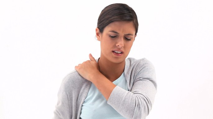 一个深褐色的女人用她疼痛的肩膀挡住了白色的背景