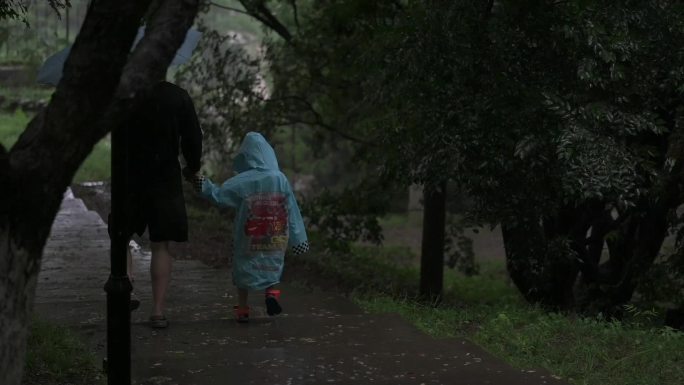 雨中父子