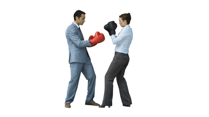两个人拳击慢镜头，在白色背景下