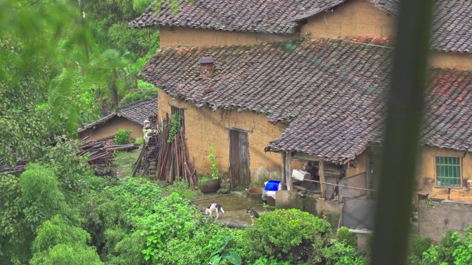 雨中的山村