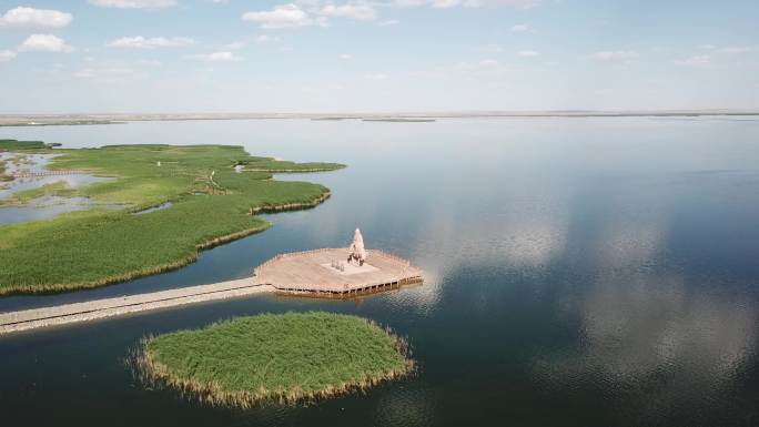 航拍新疆地区湿地湖泊戈壁4K视频