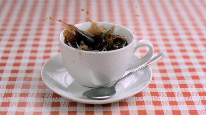 咖啡杯里的方糖以超慢的速度飞溅
