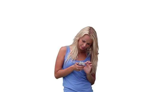 金发女子在白色背景下阅读短信