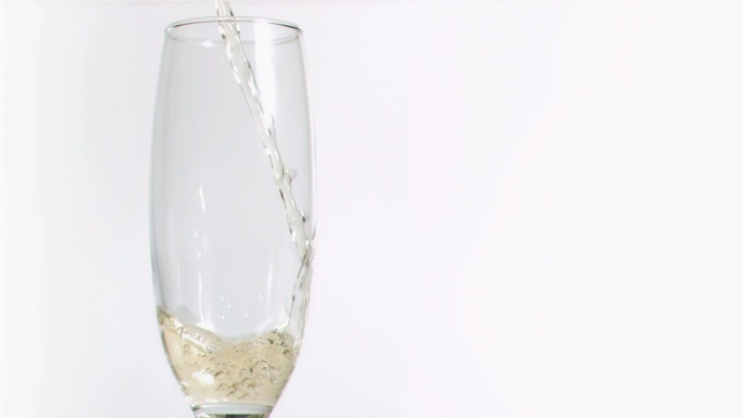 气泡酒被倒入香槟杯中慢镜头，在白色背景下