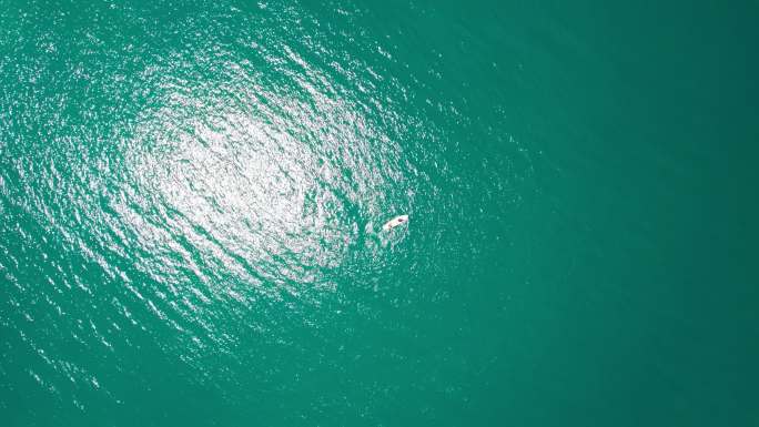 【4K原创】航拍俯拍一个人在海面上划船