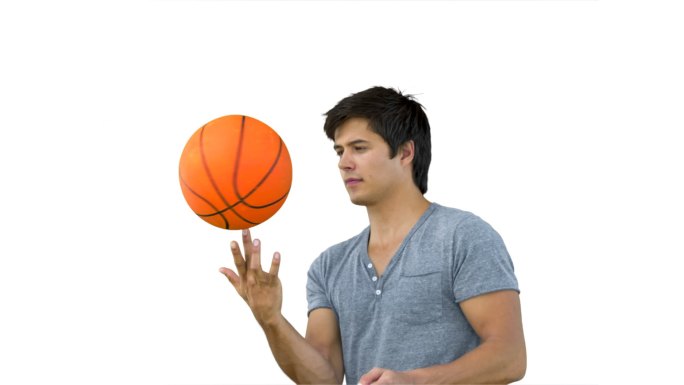 一个西方男子用手指转篮球慢动作，在白色背景下