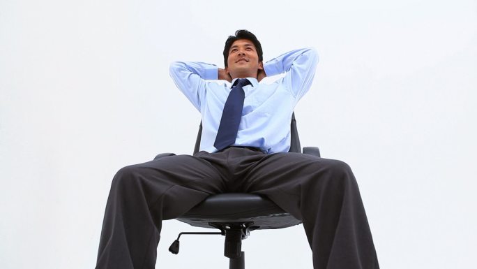 一个亚洲男性在办公椅上休息